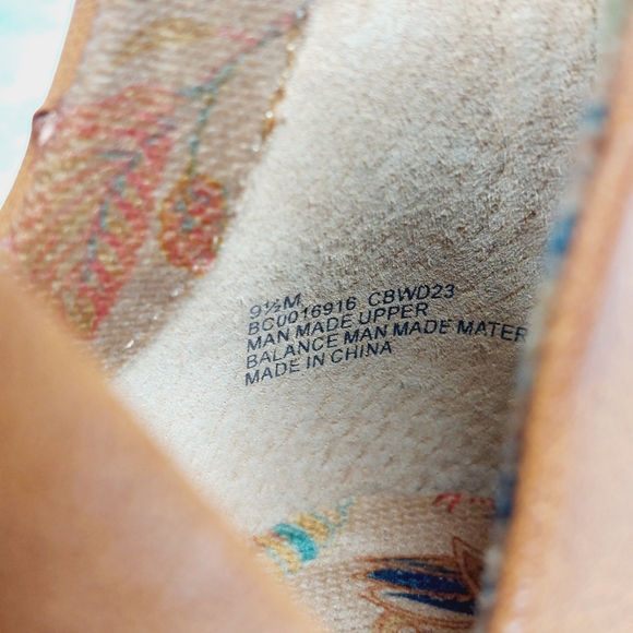 NEW B.O.C. by Born Lucy Notched Topline Block Heel Bootie i1017 - Picture 10 of 11